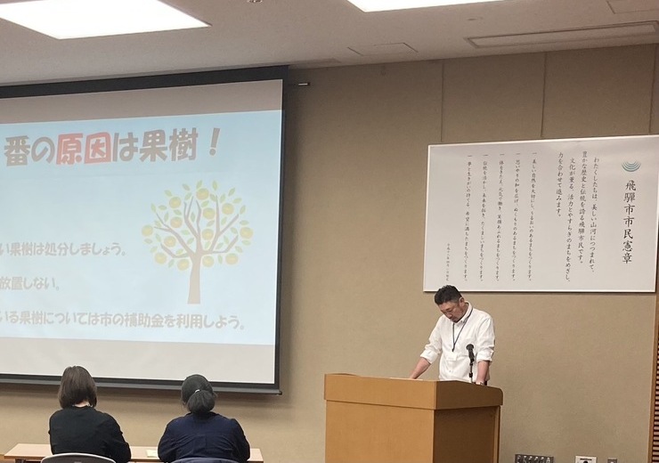 講習会をする男性